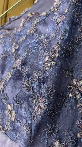 Vestido lilas curto de festa com bordado