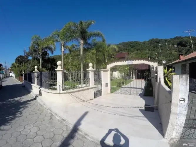 Casa para aluguel com 161 metros quadrados com 3 quartos em Ponta das Canas - Florianópoli