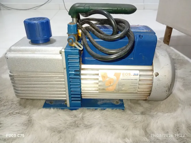 Vendo Bomba de vácuo EOS 10cf duplo estágio bivolt semi nova sem avarias.