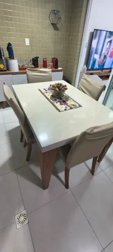 Mesa de madeira e 4 cadeiras