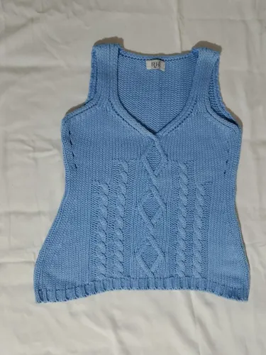 colete de tricô azul