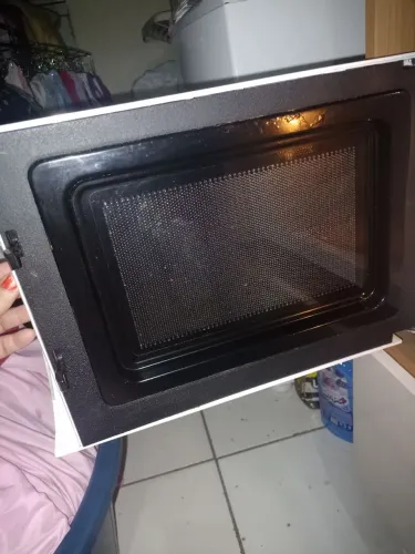 Microondas Eletrolux liga normalmente, porém não aquece.
