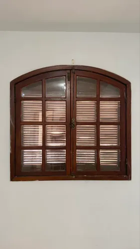 Janela de madeira colonial