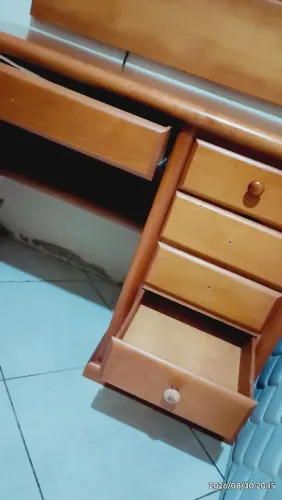 escrivaninha com gavetas