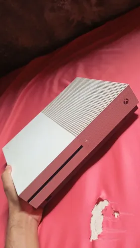 Xbox one S 1TB + 2 Controles e carregador de pilha