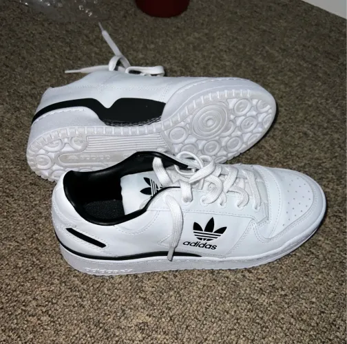 Tênis adidas novo