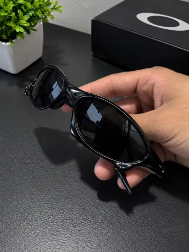 Óculos Oakley Preto com Lentes Escuras