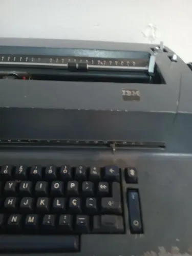 Máquina de escrever antiga IBM funcionando perfeitamente