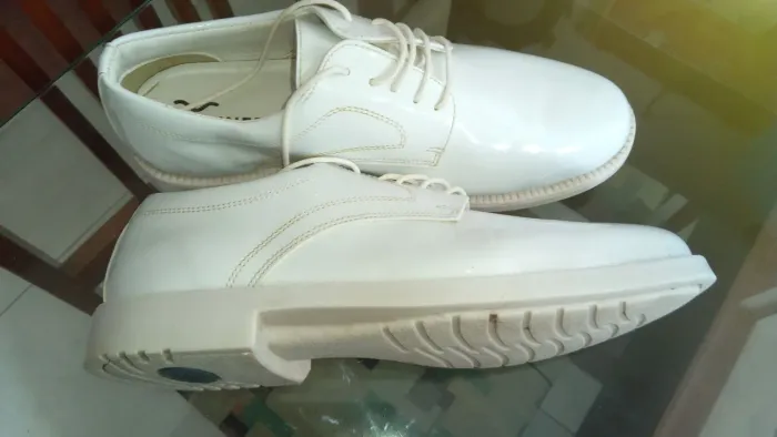 Sapato social branco envernizado