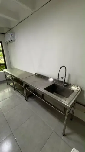 Mesa inox com cuba a direita e bica gourmet de água quente e fria