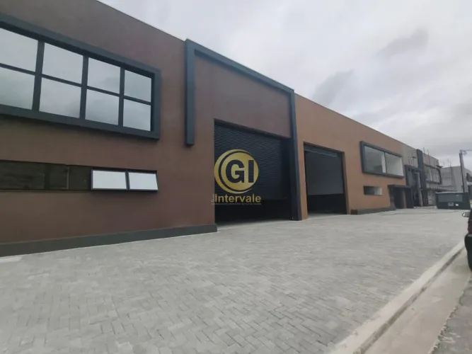 Galpão localizado em condomínio fechado, oferecendo segurança, praticidade e uma estrutura