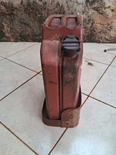 Galão 20 litros e suporte original militar.
