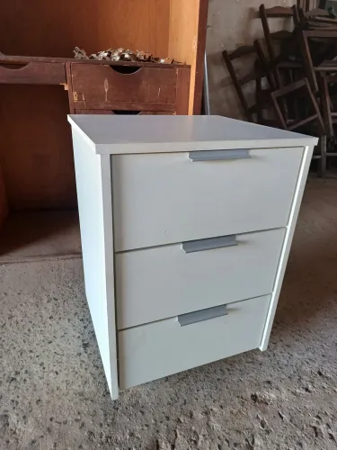 Mine cômoda, serve como criado mudo na medida de 64 × 44.5