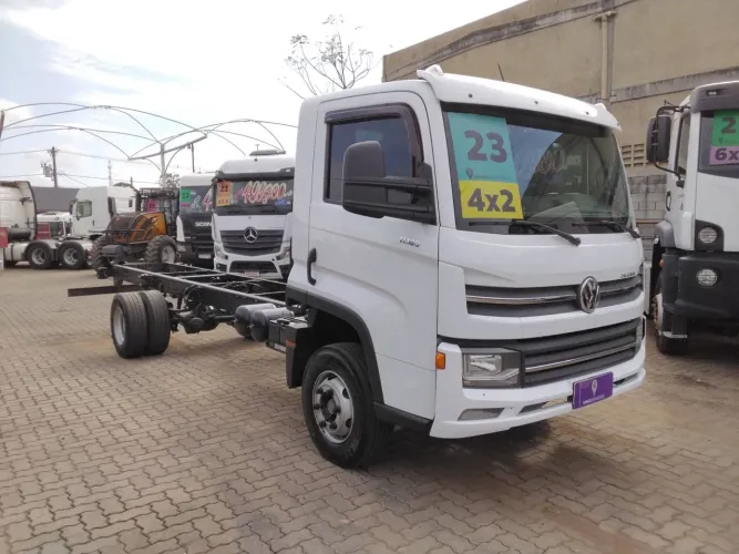 Volkswagen 11.180 11-180 Delivery 2p (diesel)(E5) 2022/2023 Vamos Seminovos Betim