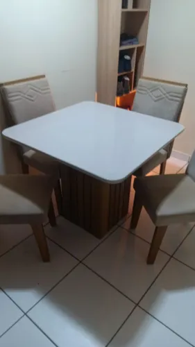 Mesa seminova em laca + 4 cadeiras a venda