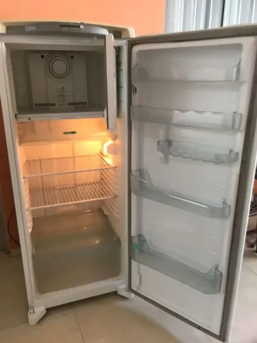 Vende -se essa geladeira Consul frst free 