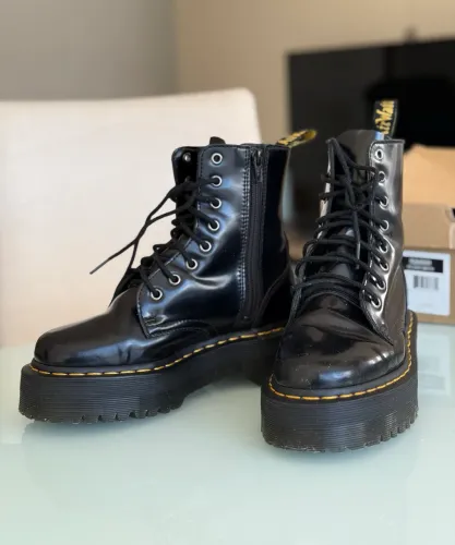 Bota Dr Martens Jado preta plataforma 4UK