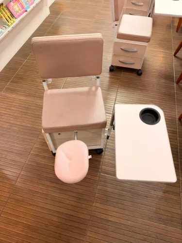 cadeira de manicure e pedicure com 2 gavetas na cor rosa