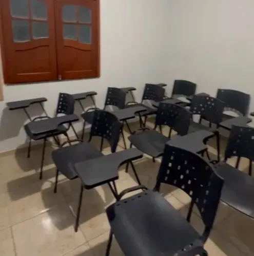Cadeira escolar Universitária com prancheta plástica