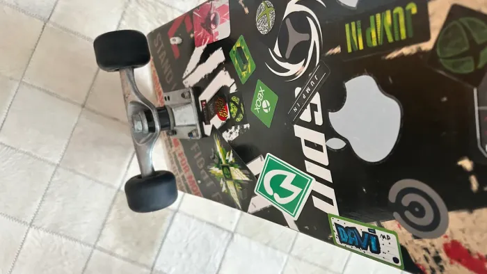 Skate completo usado, em bom estado, pronto para andar. Ideal para iniciantes 