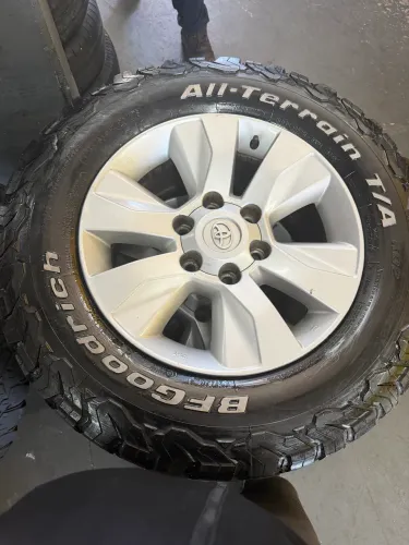 Jogo de Roda Hilux aro 17 com 4 pneu 265/65/17 BF Goodrich original