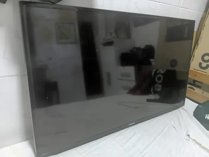 Tv Samsung de 42 polegadas (com algumas linhas na tela)