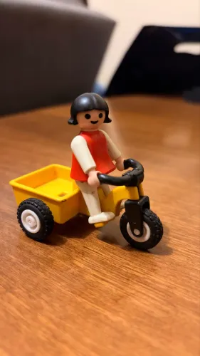 Boneco Playmobil Criança com Triciclo Amarelo e Carretinha