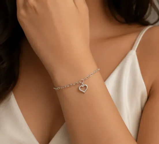 Pulseira Elo Alongado com Pendente de Coração Vazado Folheado Prata 1000