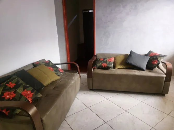 Conjunto de sofás com almofadas