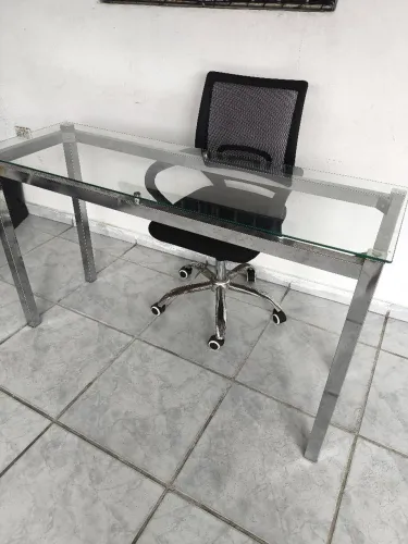 Mesa de escritório + Cadeira escritório.