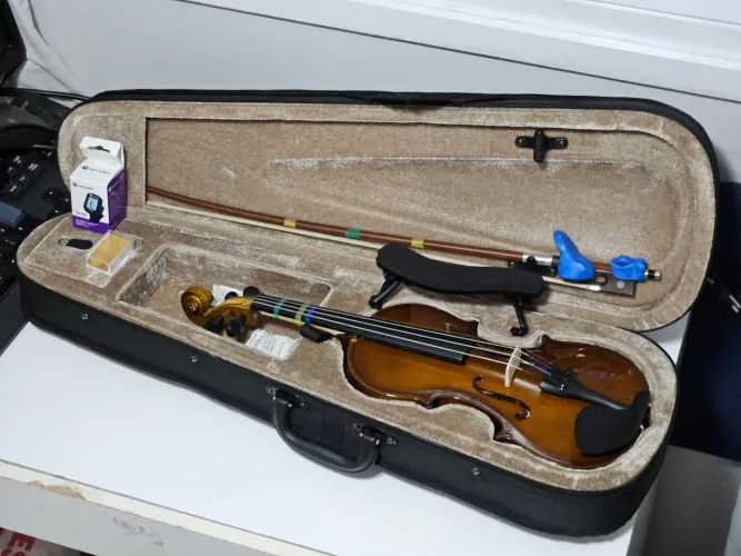 Kit Violino Completo 1/4, Case, Estante, Afinador, Arco, Breu, Corretor de postura Arco<br>