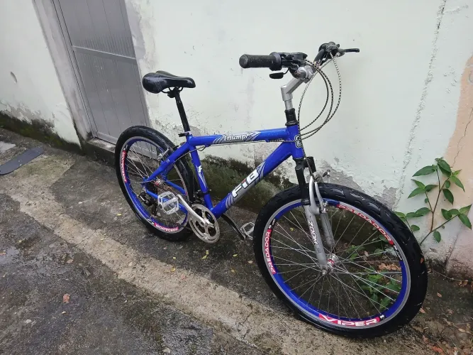 Bicicleta aro 26 alumínio, com câmbios Shimano e raios inox.