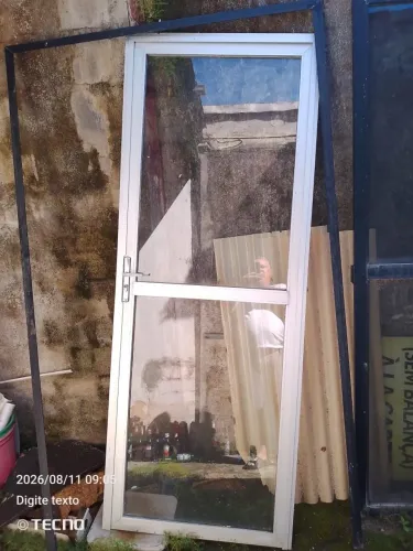 Porta de alumínio, com vidro e fechaduras 
