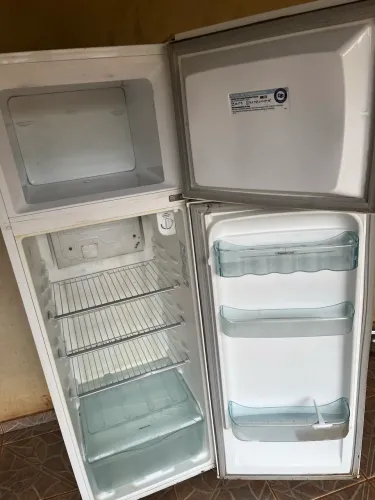 Geladeira Electrolux super freezer DC34, de duas portas branca 