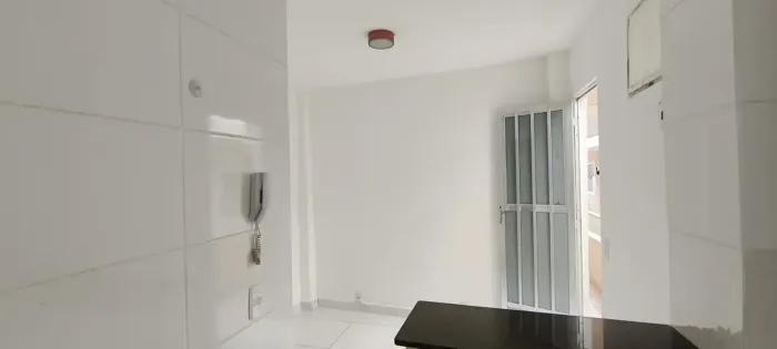 Quitinete em piso frio, 20m², Wifi grátis, com bancada em granito preto - Cocotá