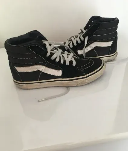 tênis vans sk8-hi preto tam 35 furos na sola de ambos os pés