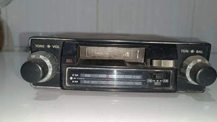Rádio toca fitas TKR cara preta