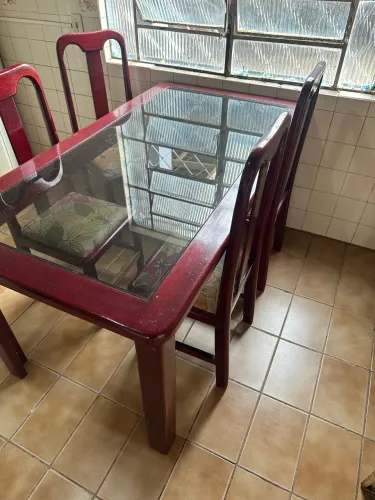 Mesa de madeira com vidro