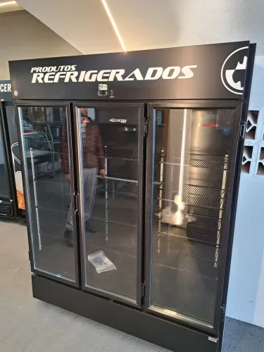Ac Refrigerador expositor 3 portas total black 0 a 7 graus