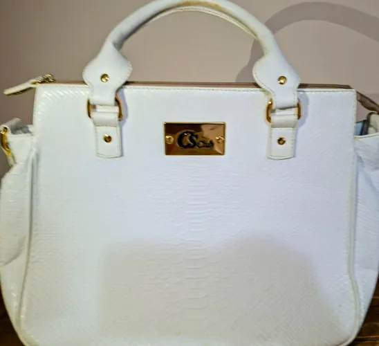 Bolsa Carmen Steffens branca textuariada alça de mão e Transversal. 