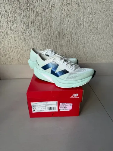Tênis New Balance Fuelcell Rebel V4