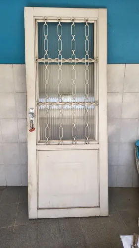 Porta de Ferro com grade e vidro
