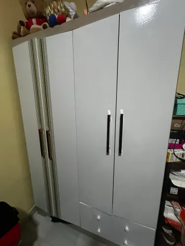 Guarda-Roupa Bemol bem conservado