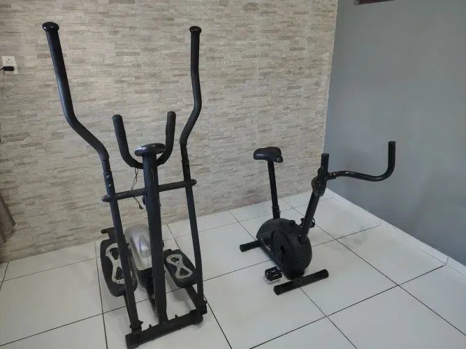 Corre e Aproveita, vendo essa belíssima bicicleta ergométrica e esse elíptico