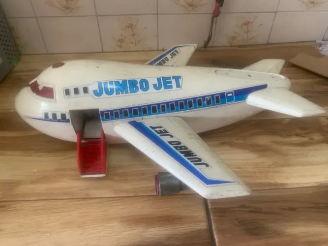 brinquedo Jumbo Jet, um item vintage popular das décadas de 1980
