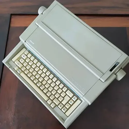 máquina de escrever eletrônica portátil modelo Olivetti ET personal 510