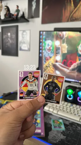 Combo Figurinhas Extra Sticker Copa Do Mundo - Wirtz (Bordô) + Caicedo (Bronze) -
