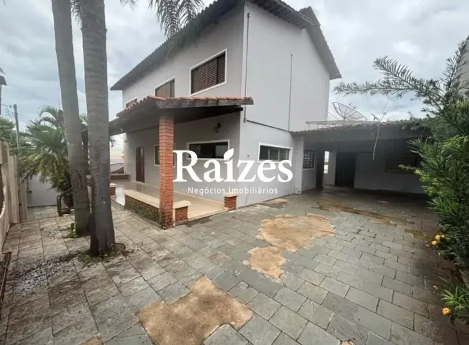 Casa Sobrado com 4 quartos sendo 1 suíte no Bairro Jardim Patricia, região Oeste de Uberlâ