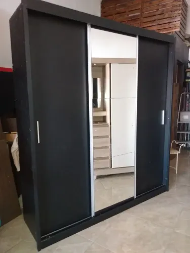 Guarda roupa de casal com espelho Semi Novo 