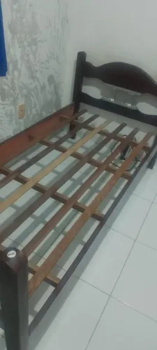 Cama solteiro de madeira